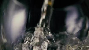 Beyaz şarap cam yakın çekim içinde sıçramasına. Yavaş mo