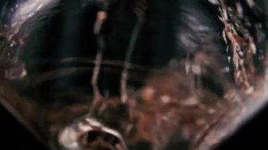 Ağır çekim. Gül şarap bir bardak, yakın çekim