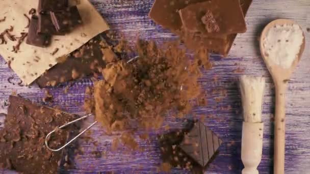 Cacaopoeder valt op chocolade. Slow-motion. Bovenaanzicht — Stockvideo