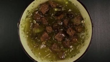 Ağır çekim. Üstten Görünüm. Siyah ekmek tost suyu düşmek