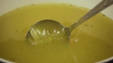 Ağır çekim. Suyu bir tencerede bir kepçe ile gelen kaldırsanız