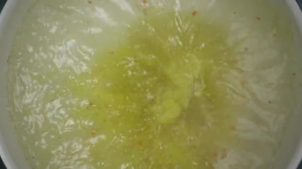 Droge brokkelige Bouillon in een pan. Bovenaanzicht. Slow motion — Stockvideo