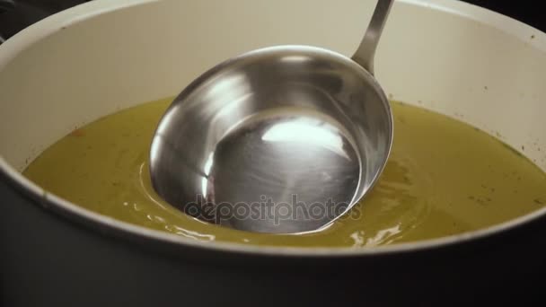 Devagar. O caldo é escavado com uma concha da panela — Vídeo de Stock