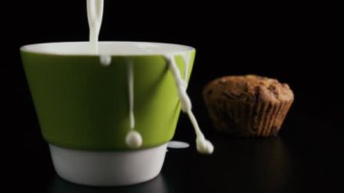 Süt ince bir damlama fincan içine dökülen ve taşıyor. Ağır çekim