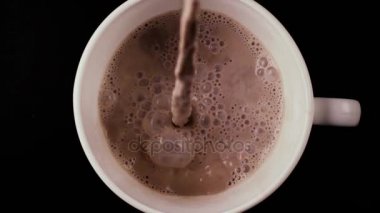 Mo Pour kakao fincan içine üstten görünüm yavaş