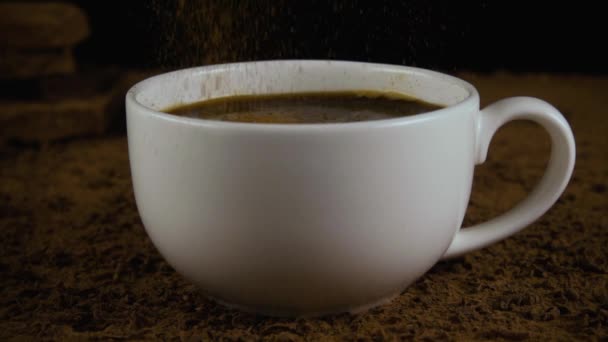 Strooi koffie in een kopje van kaneel. Slow mo — Stockvideo