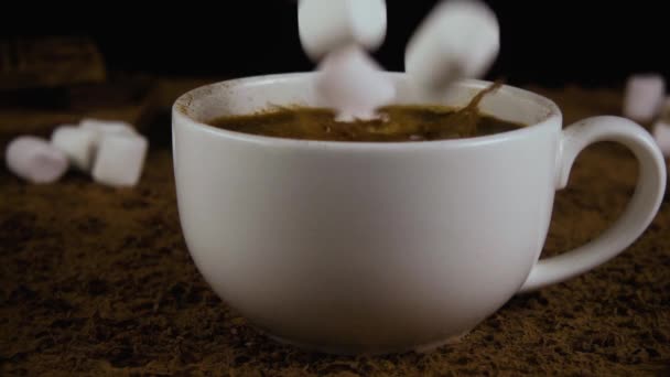 En hel del marshmallow faller i kaffe med kanel. Slow motion — Stockvideo