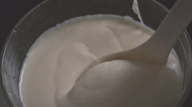 Kase hamur bir kaşıkla dökülür. Yavaş mo