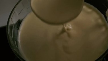 Yavaş mo meyilli bir kızartma tavası yayılmış.