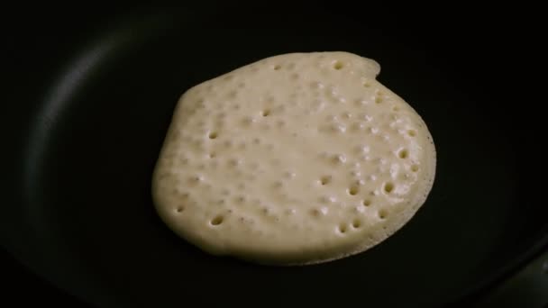 Bubblor på ytan av en pannkaka. Slow motion — Stockvideo