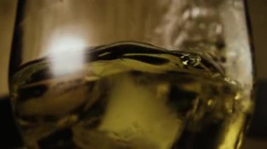 Alkol ile bir bardak buz küpleri ayrılır. Yavaş mo