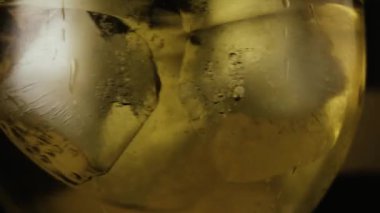 Yavaş mo buz swirls bir bardak içki ile