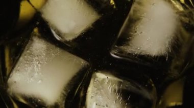 Bir bardak viski yüzen ile buz. Ağır çekim