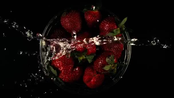 The water falls on the strawberry. Slow motion — Stock Video