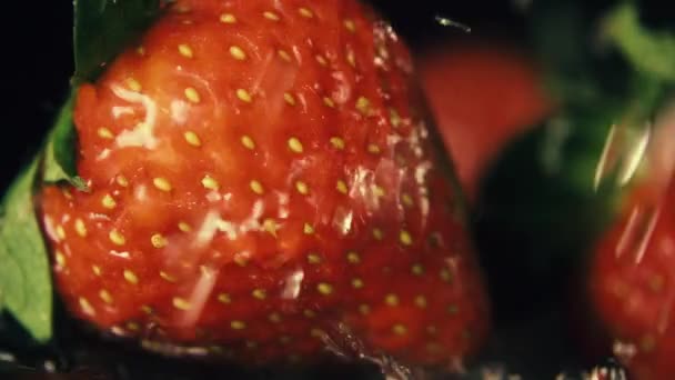 Una gota de agua para verter fresas. Lento mo — Vídeo de stock