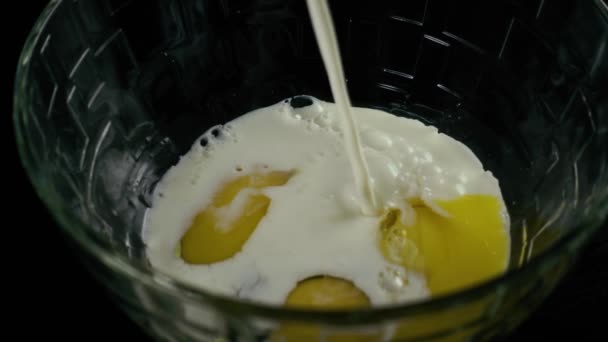 Más despacio. Tres huevos rotos fluyendo leche — Vídeo de stock