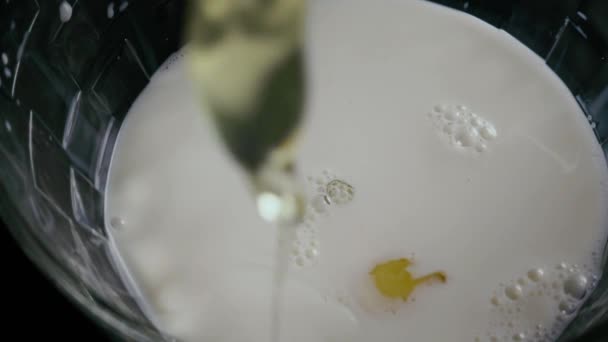 Slow mo. in die Milch mit dem Eiertropfen das Ei — Stockvideo