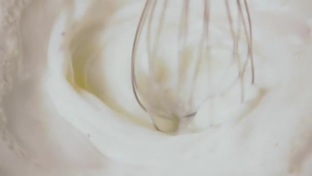 Whisk na mistura de leite closeup. Movimento lento . — Vídeo de Stock