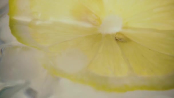 Lemon slice melompat keluar dari air. mo lambat — Stok Video