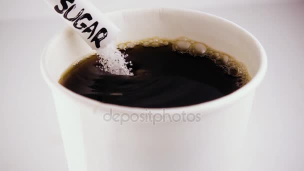 Αργή mo. ζάχαρης από μια τσάντα με μια επιγραφή στο καφέ — Αρχείο Βίντεο