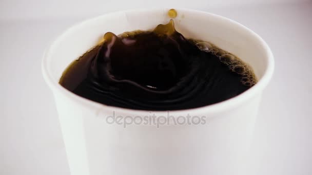 In a glass of coffee drop sugar. Slow mo — Stock Video