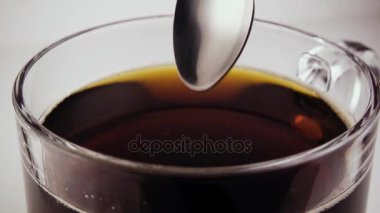 Ağır çekim. Çay closeup bir çay kaşığı damla