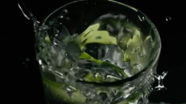 Yavaş mo salatalık ve salatalık suyu ile cam içine buz damla