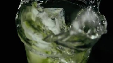 Yavaş mo. Salatalık bir bardak su buz düşer.