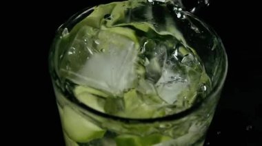 Salatalık suyu buz damla ile buz. Ağır çekim