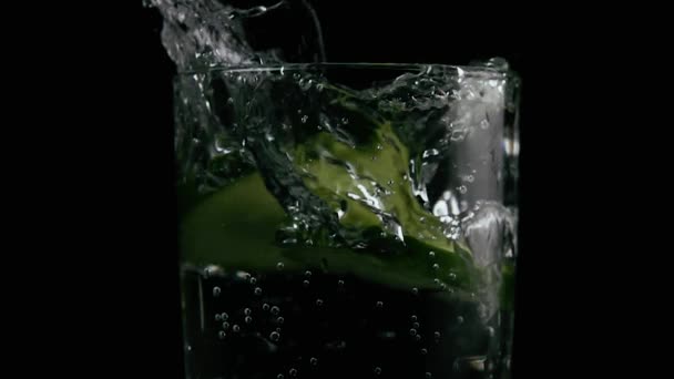 Skivor gurka falla i soda. Långsamma mo — Stockvideo