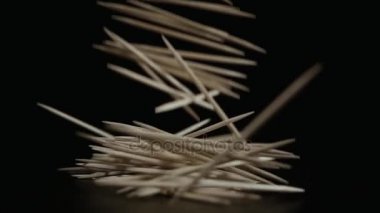 Ağır çekim. Masaya Kürdanlar yıkılmaya