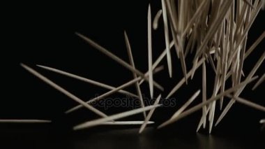 Kürdan bir sürü siyah bir arka plan üzerine düşmek. Ağır çekim