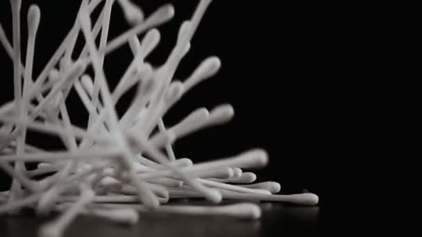 Ralentissez. Des bourgeons de coton tombent sur la table 