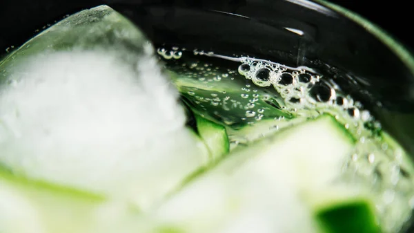 Grote bubbels van water in een glas met een cocktail. Closeup — Stockfoto