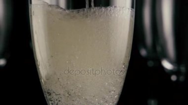 Bir bardak şampanya eksiksiz doldurunuz. Ağır çekim