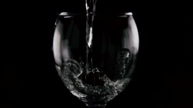 Yavaş mo beyaz ve kırmızı şarap cam içine dökülür