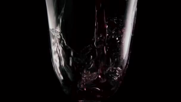Au fond d'un verre verser le vin. Moteur lent — Video