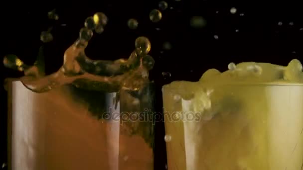 Αργή mo. Σε δύο ποτήρια με ποτά πέφτει στον πάγο — Αρχείο Βίντεο