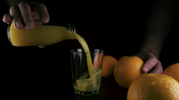 Der Mann gießt den Saft in ein Glas — Stockvideo