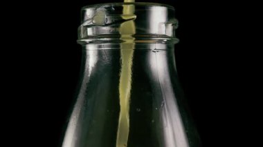 Ağır çekim. Boş bir şişe suyu dökmek için