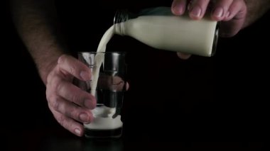 Yavaş mo Mens eller pour süt cam içine