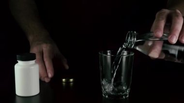 Su al hapları içki tabletleri dökün