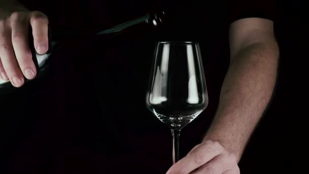Мужские руки наливают бокал вина — стоковое видео