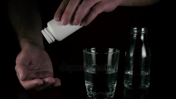 Férfi kezet rázni a tabletta az üveget. Lassú mozgás — Stock videók