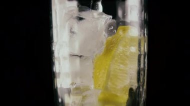 Soda siyah bir zemin üzerine bir bardak içine dökün. Ağır çekim