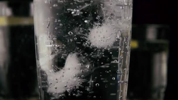 Gooi in een glas met een soda ijs. Slow motion — Stockvideo