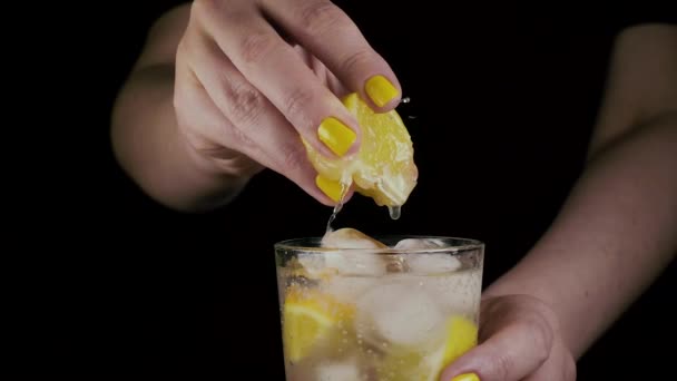 Slow-motion. Womens handen squeeze een schijfje citroen — Stockvideo