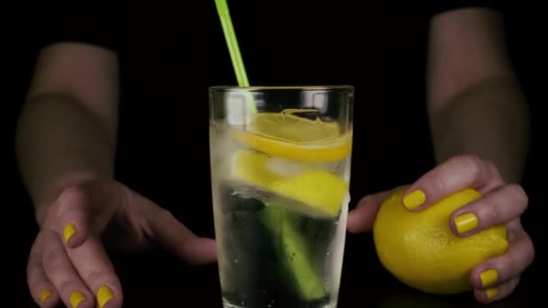 Movimento lento. Um copo de água de limão rola sobre a mesa — Vídeo de Stock