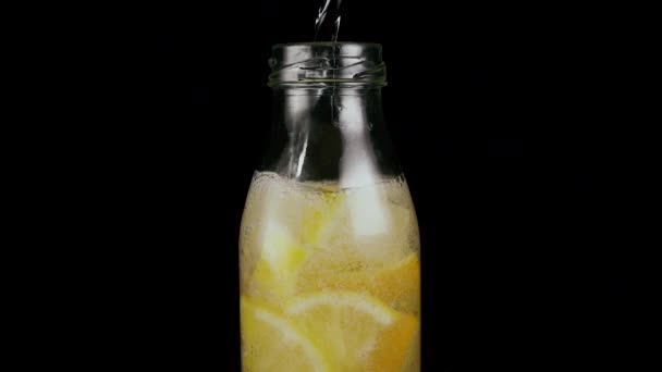 Slow mo. To make a lemonade in a bottle — Stock Video