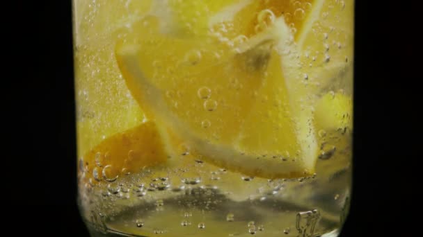 Αργή κίνηση. Περιστροφή των φυσαλίδων σε ένα μπουκάλι λεμονάδα — Αρχείο Βίντεο